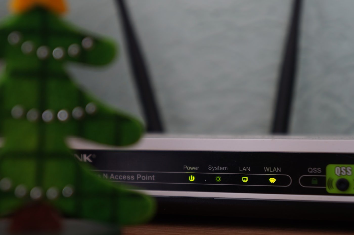 A white WiFi mesh node with indicator lights